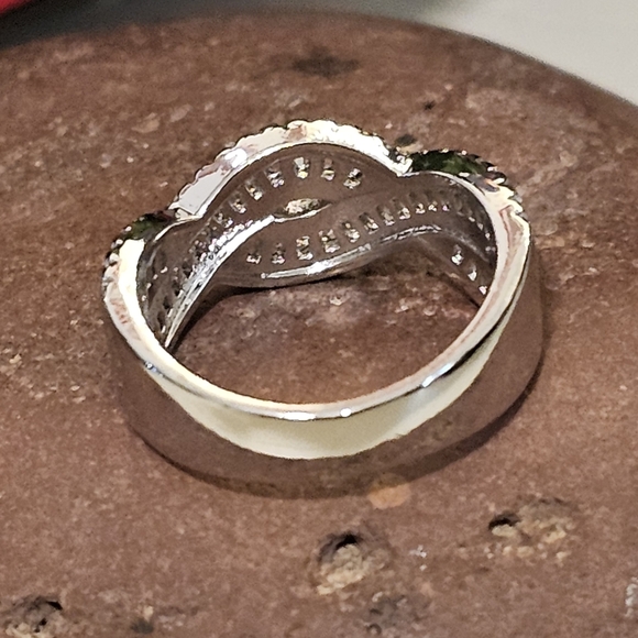 Modern Cubic Zirconia Criss Cross Statement Ring. - Picture 3 of 6